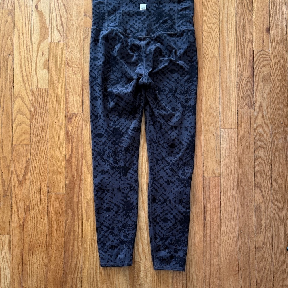 Vuori sz M Charcoal Shibori studio printed Black Patterned Leggings good cond - Picture 3 of 6